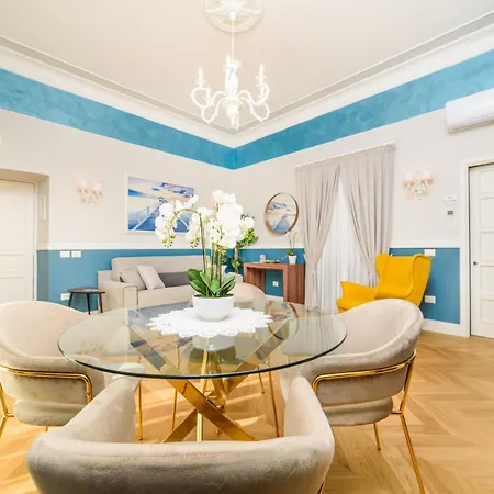 Nyaraló Sirenuse & *